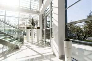 ein bild von einem vollverglasten treppenhaus mit sehr großen fenstern