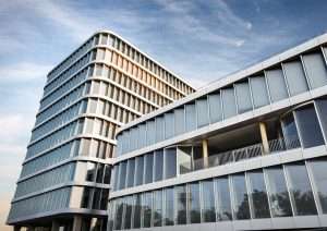 ein modernes bürogebäude hochhauskomplex mit einer vollflächigen fenster fassade